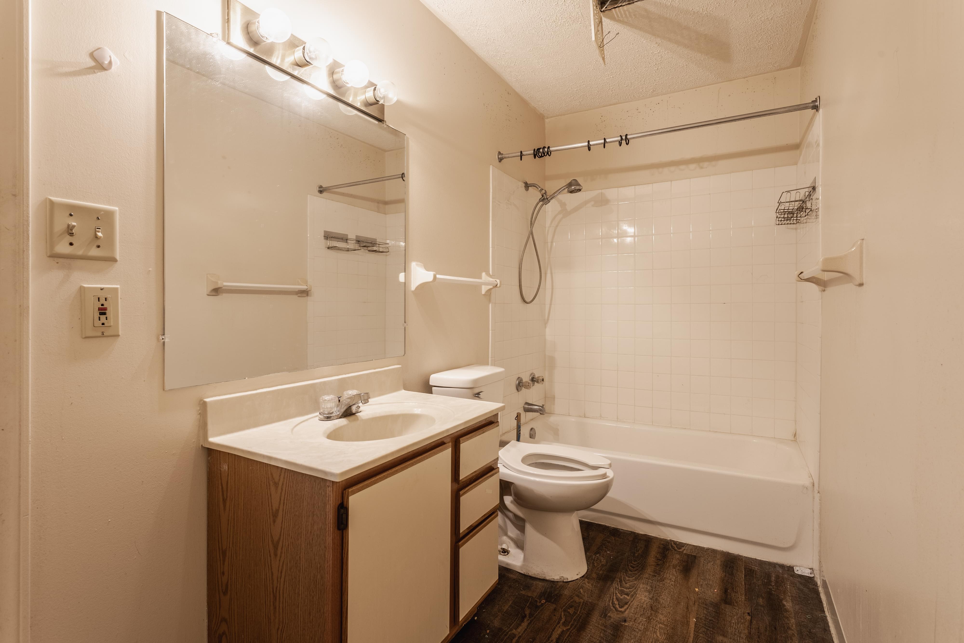 Color versimage-compare__buttonsimage-compare__buttonsimage-compare__buttonsimage-compare__buttonsimage-compare__buttonsimage-compare__buttonsion of kittens in a basket looking around.